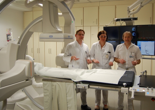 Ärzte mit der Angiografieanlage