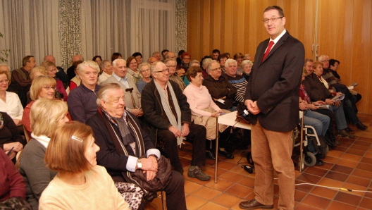 Dr. Bösch mit seinen Zuhörern 